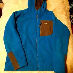 North face jacket size 14-16 boys, blue in color.